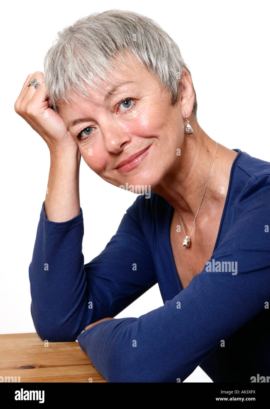 fünfzig Jahre alte Frau mit silbernen Haaren Stockfoto