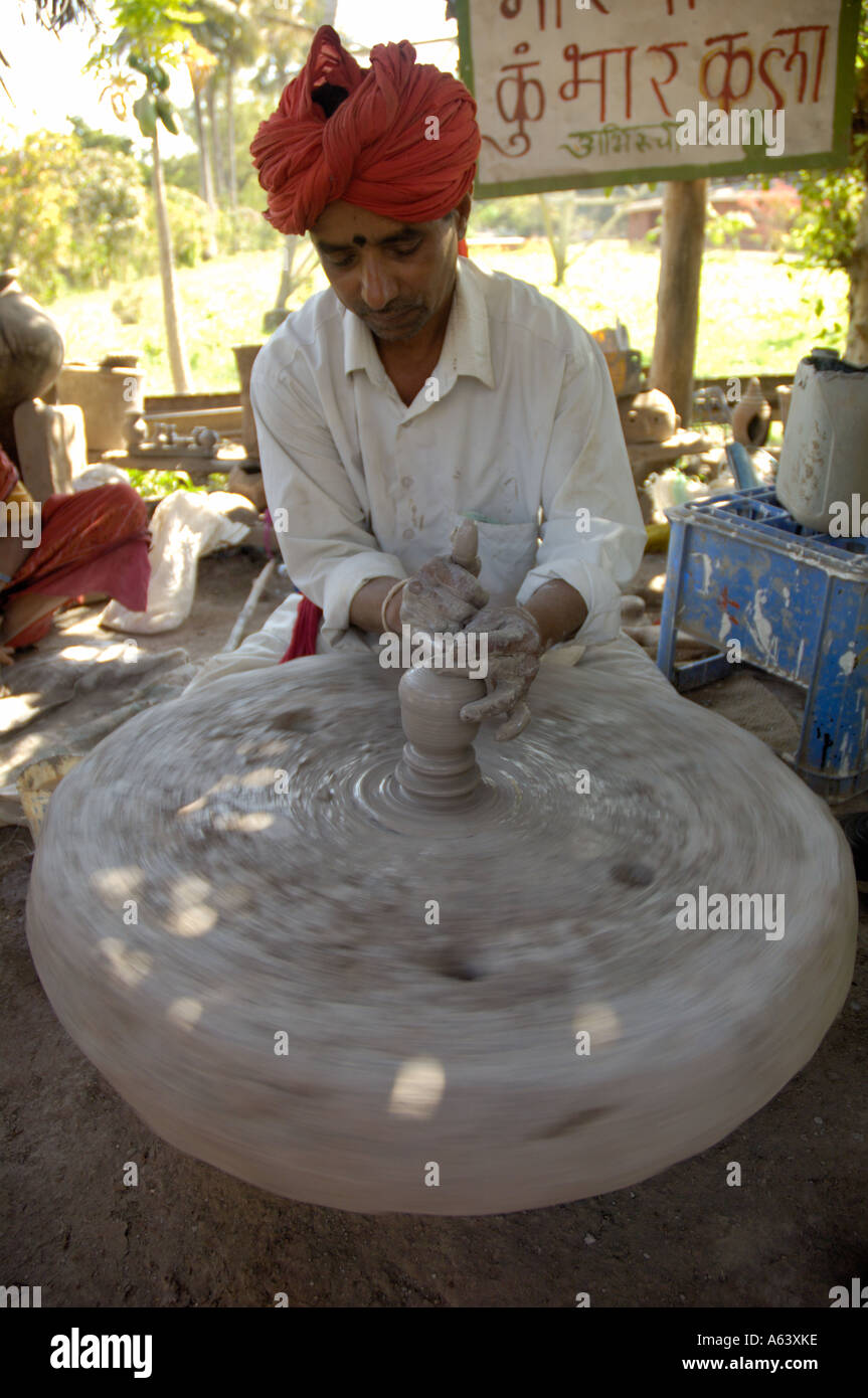 Potter, Tontöpfe auf manuelle Stein Rad Indien erstellen Stockfoto