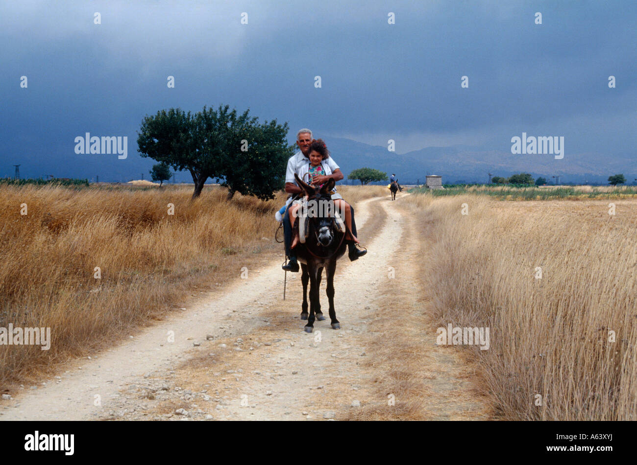 Vater und Tochter reiten Esel auf der Lassithi Hochebene Kreta Griechenland Stockfoto