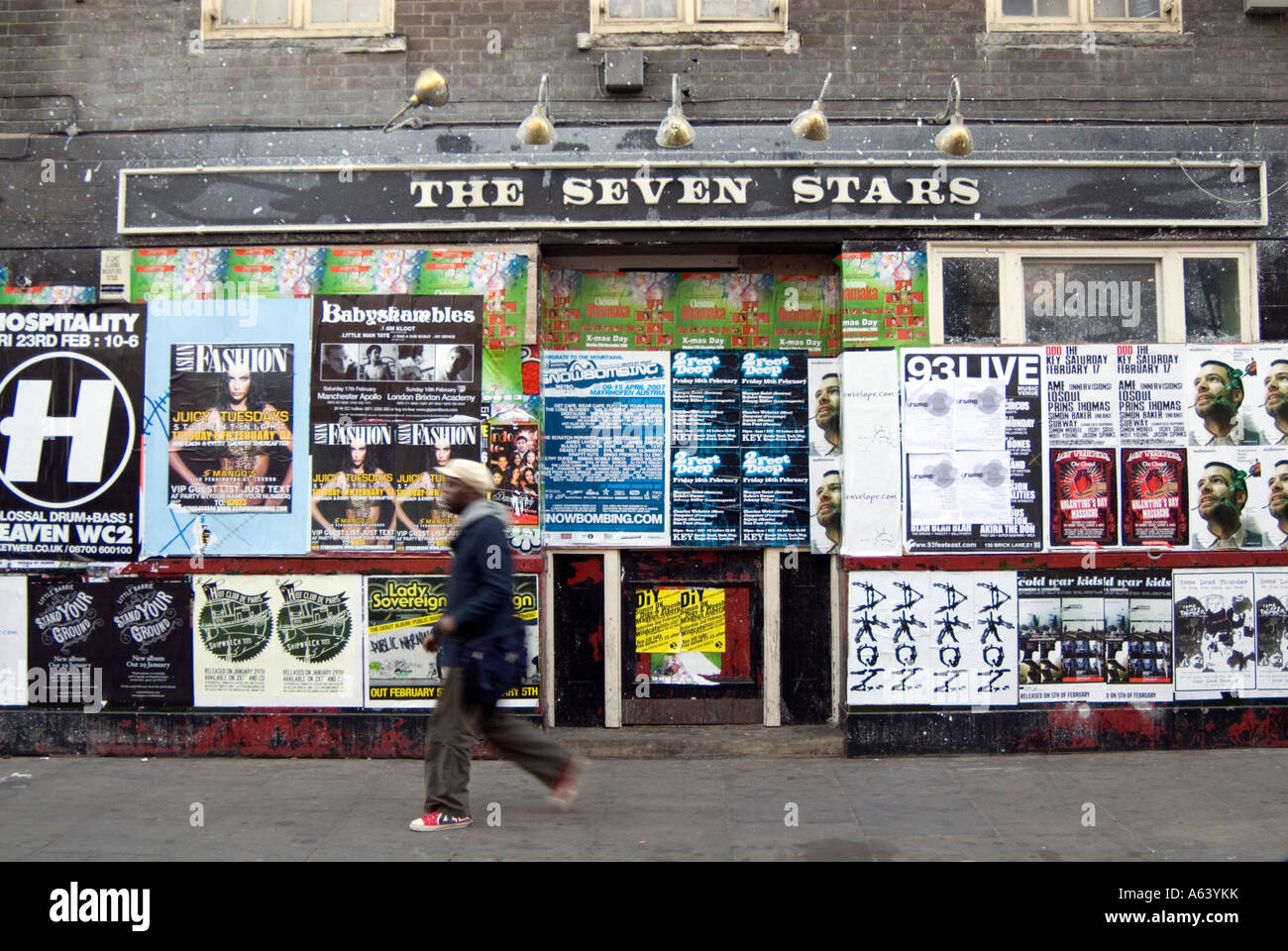 Mit Brettern vernagelt Pub bedeckt in Rechnung Plakate auf Brick Lane, Tower Hamlets, London, England, UK Stockfoto