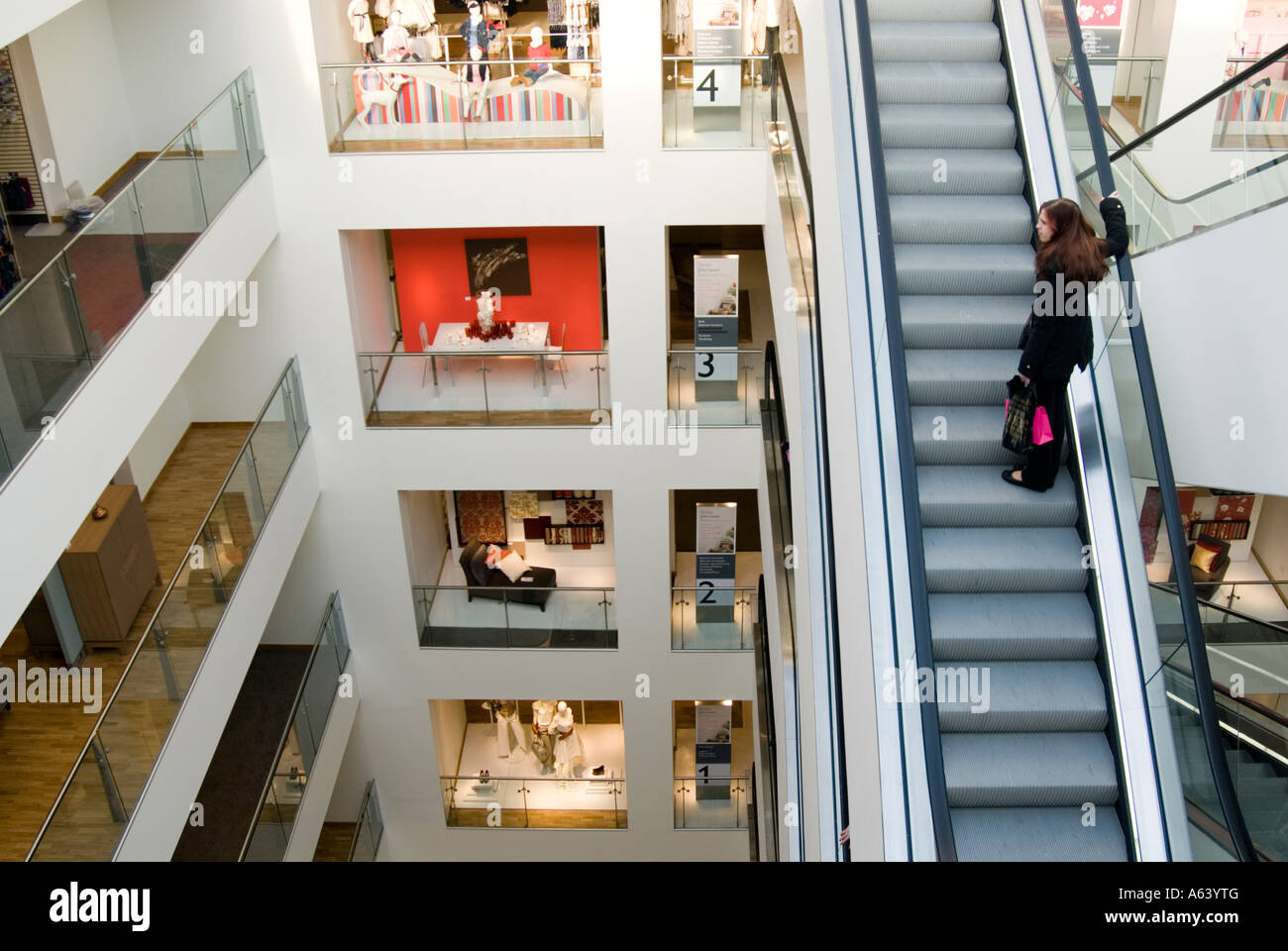 Rolltreppe im Kaufhaus John Lewis, London, England, UK Stockfoto