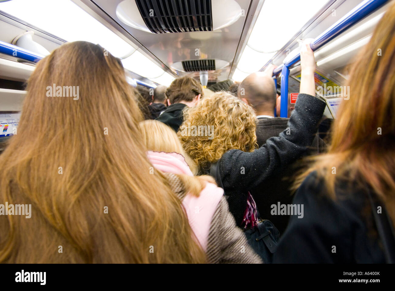 Personen reisen während der morgendlichen Berufsverkehr auf einer überfüllten U-Bahn Wagen arbeiten England UK Stockfoto