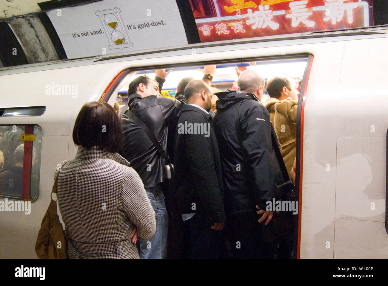 Menschen, die während der morgendlichen Hauptverkehrszeit in der überfüllten Londoner U-Bahn unterwegs sind, Großbritannien Stockfoto