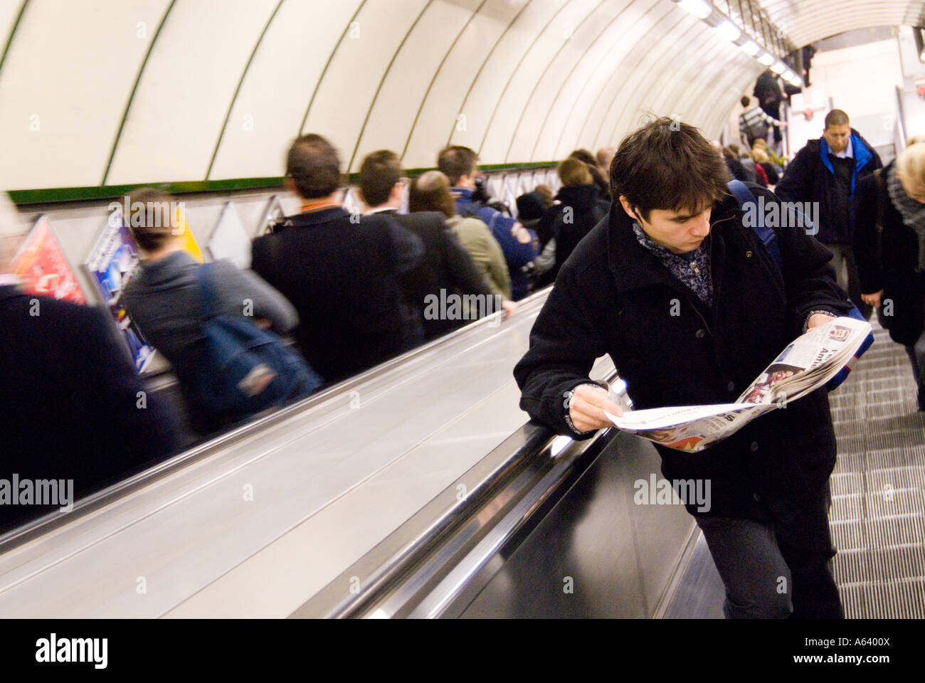 Menschen auf einer Londoner U-Bahn Rolltreppe unterwegs zur Arbeit, England UK Stockfoto
