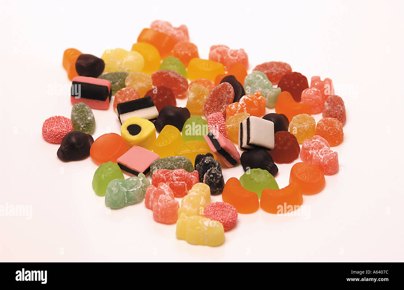 Nahaufnahme einer Auswahl an Süßigkeiten, Fruchtpastillen auf weißem Hintergrund Stockfoto