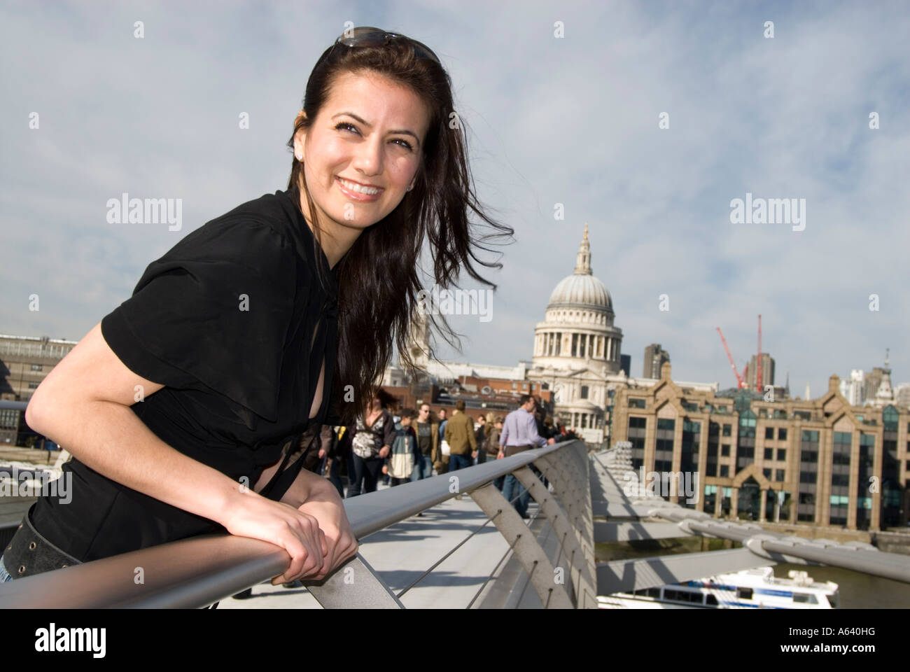 Schöne junge Frau Touristen auf die Millennium Bridge London England UK Stockfoto