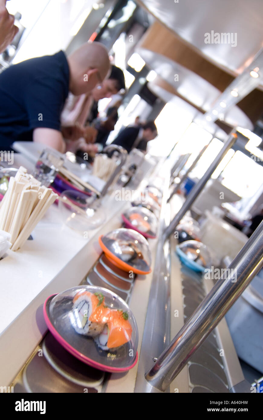 Förderband in Yo Sushi Restaurant, UK Stockfoto