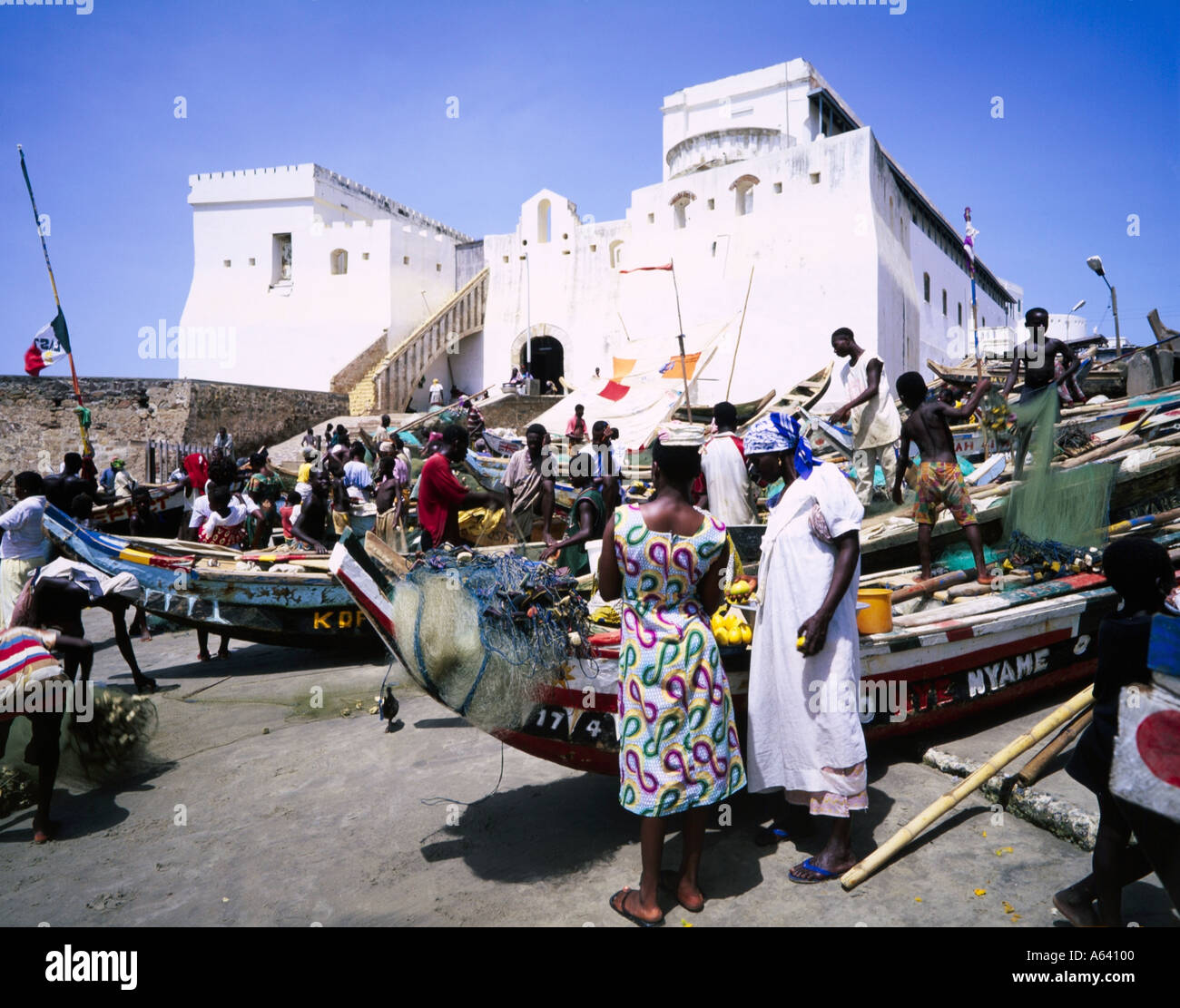 Angelboote/Fischerboote und Cape Coast Castle, Ghana Stockfoto