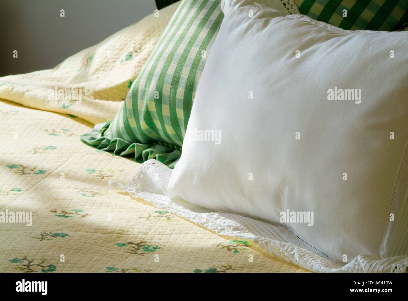 Kissen im Bett im Bed &amp; Breakfast Inn Stockfoto