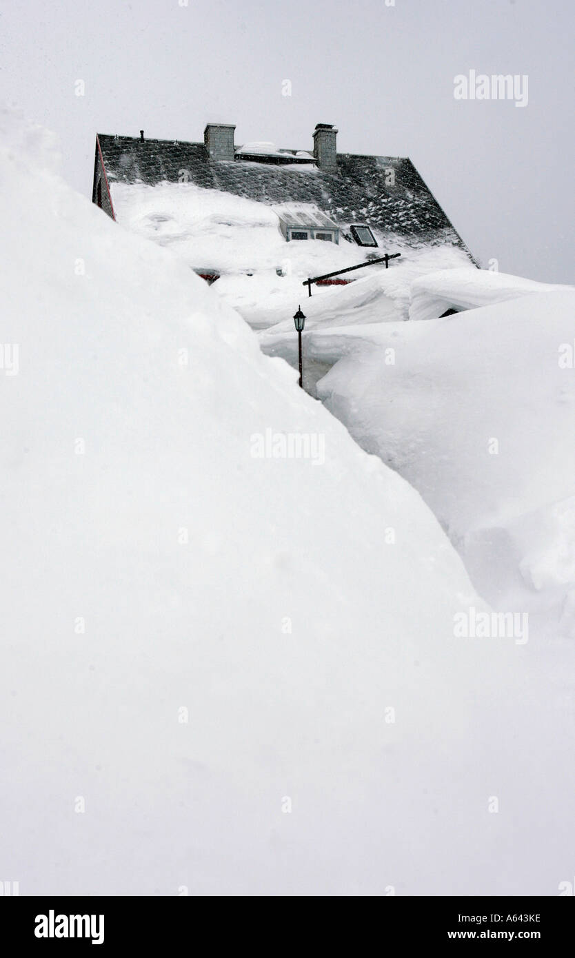 Meter hoch geschneit im Appartementhaus in Oberwiesenthal, Erzgebirge, Erz-Erzgebirge, Sachsen, Deutschland Stockfoto