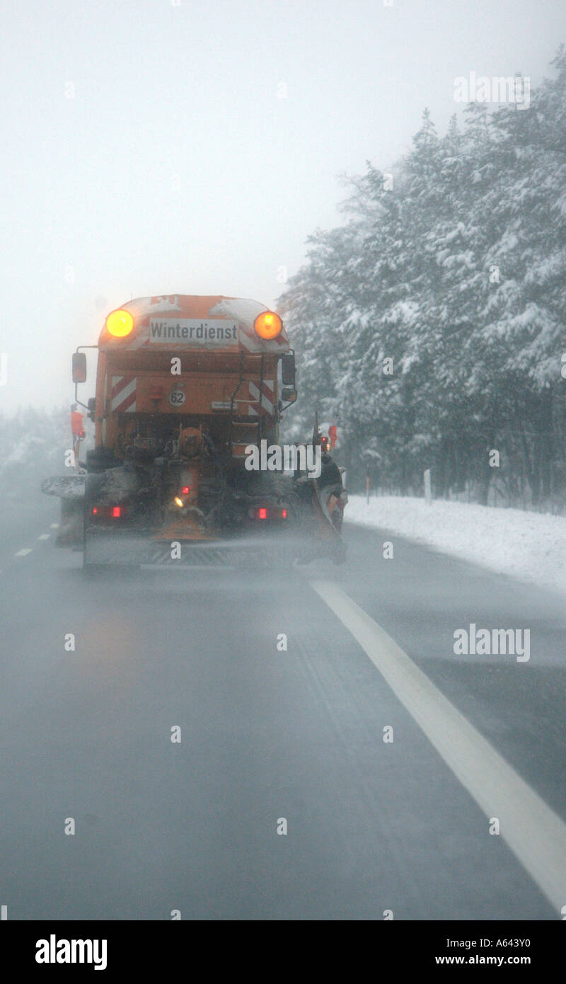 Schneeräumung Service breitet sich Salz auf einer deutschen Autobahn Stockfoto