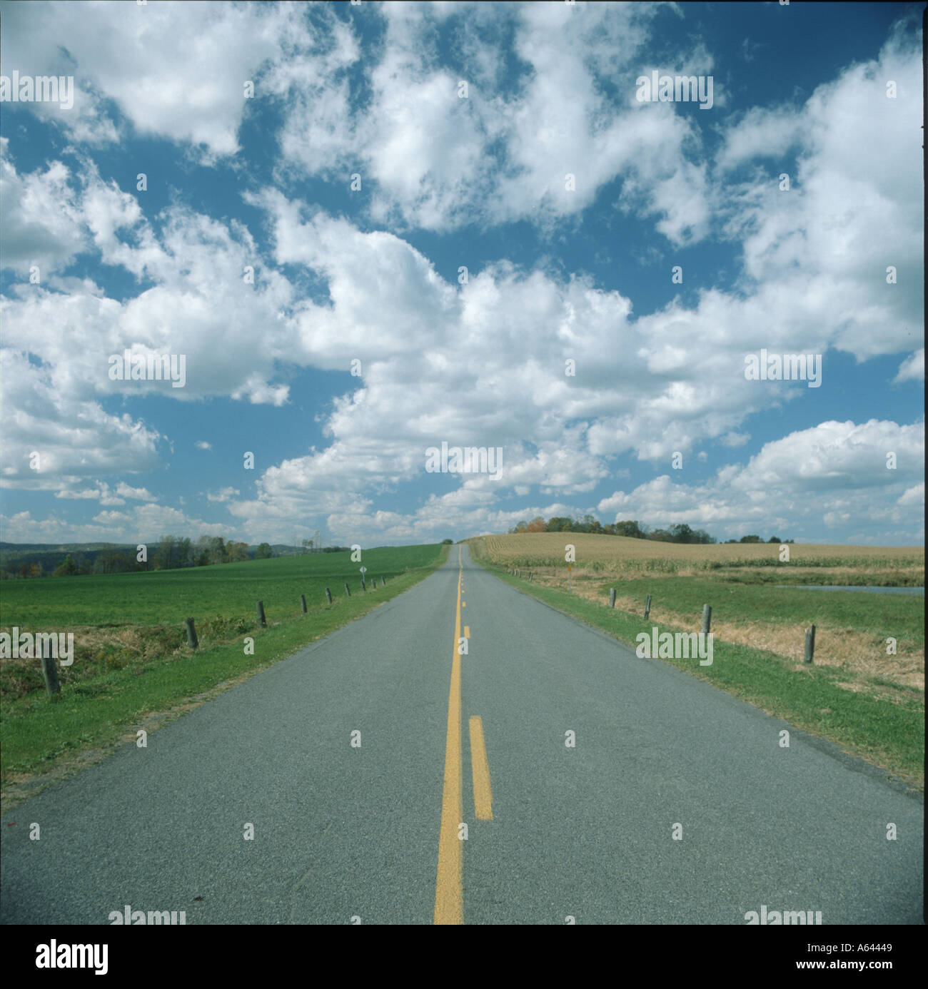 Land Straße und blauer Himmel mit Wolken Stockfoto