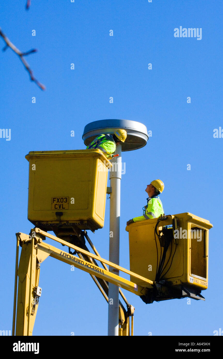 Wartungstechniker inspizieren Straßenbeleuchtung. Bild von Jim Holden. Stockfoto