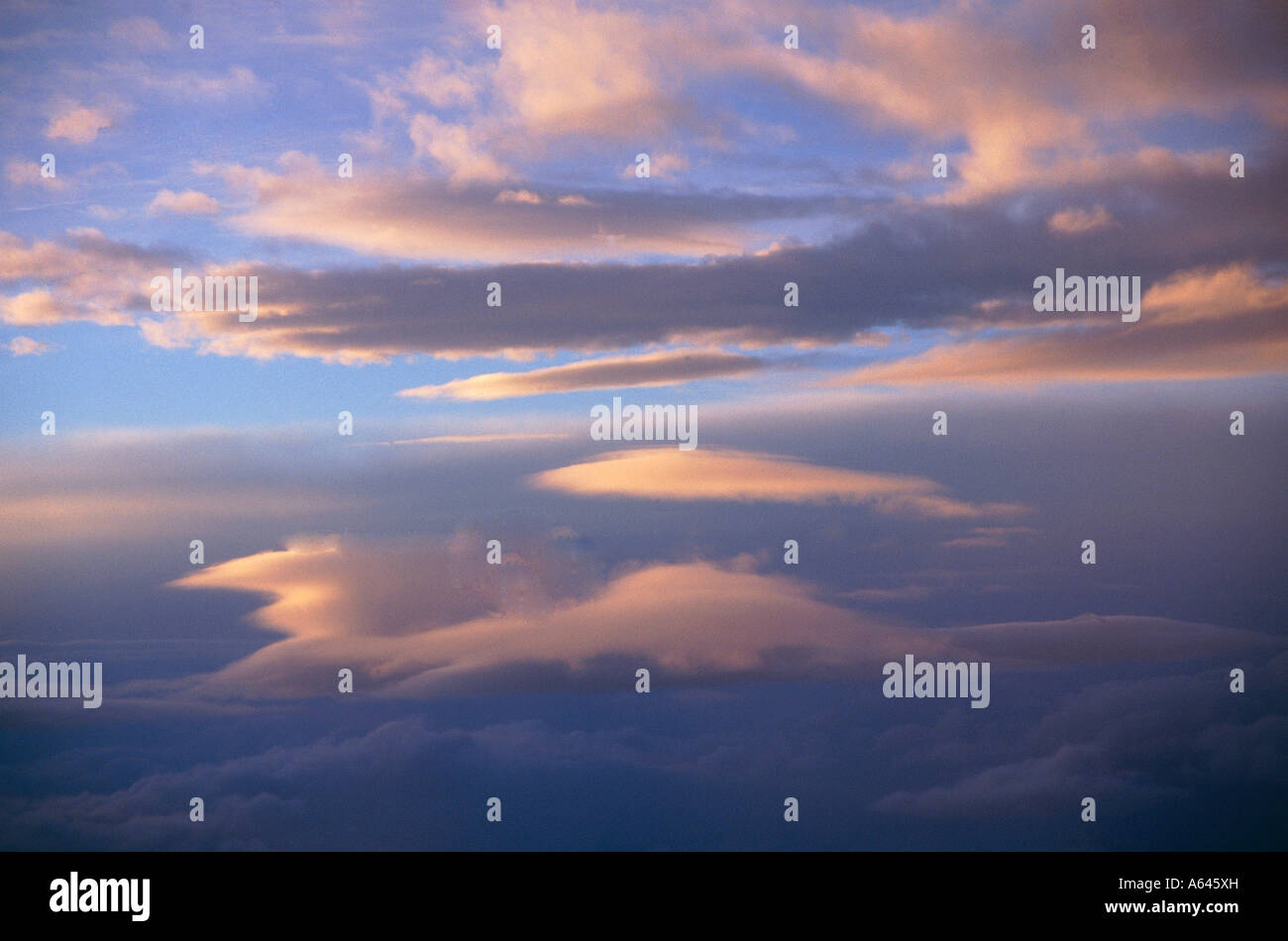 Blick vom Flugzeug auf Wolken am Abend Stockfoto