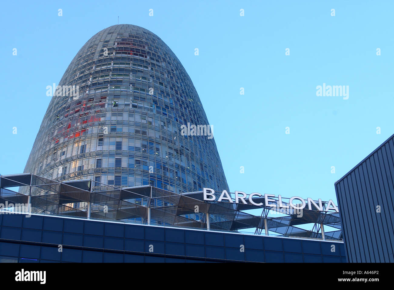 TORRE AGBAR IN BARCELONA STADT SPANIEN VON DEM FRANZÖSISCHEN ARCHITEKTEN JEAN NOUVEL ENTWORFEN Stockfoto