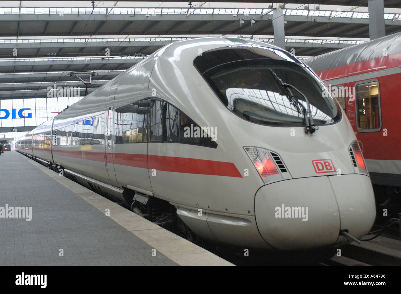 ICEZug vom Hauptbahnhof München Stockfotografie Alamy