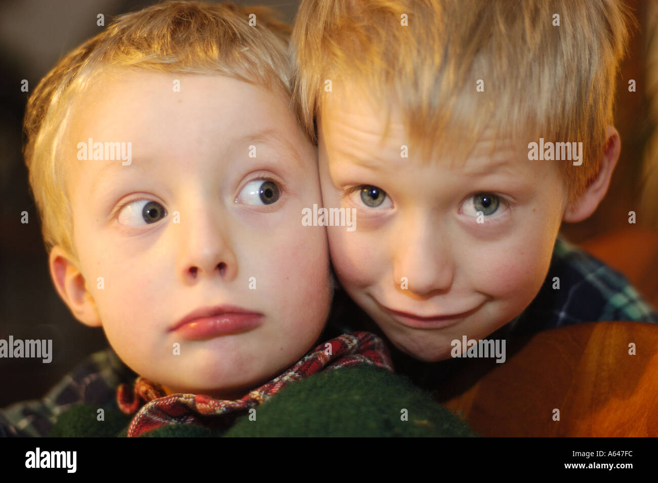 Fünf Jahre und sieben Jahre alten Jungen Portrait Stockfoto