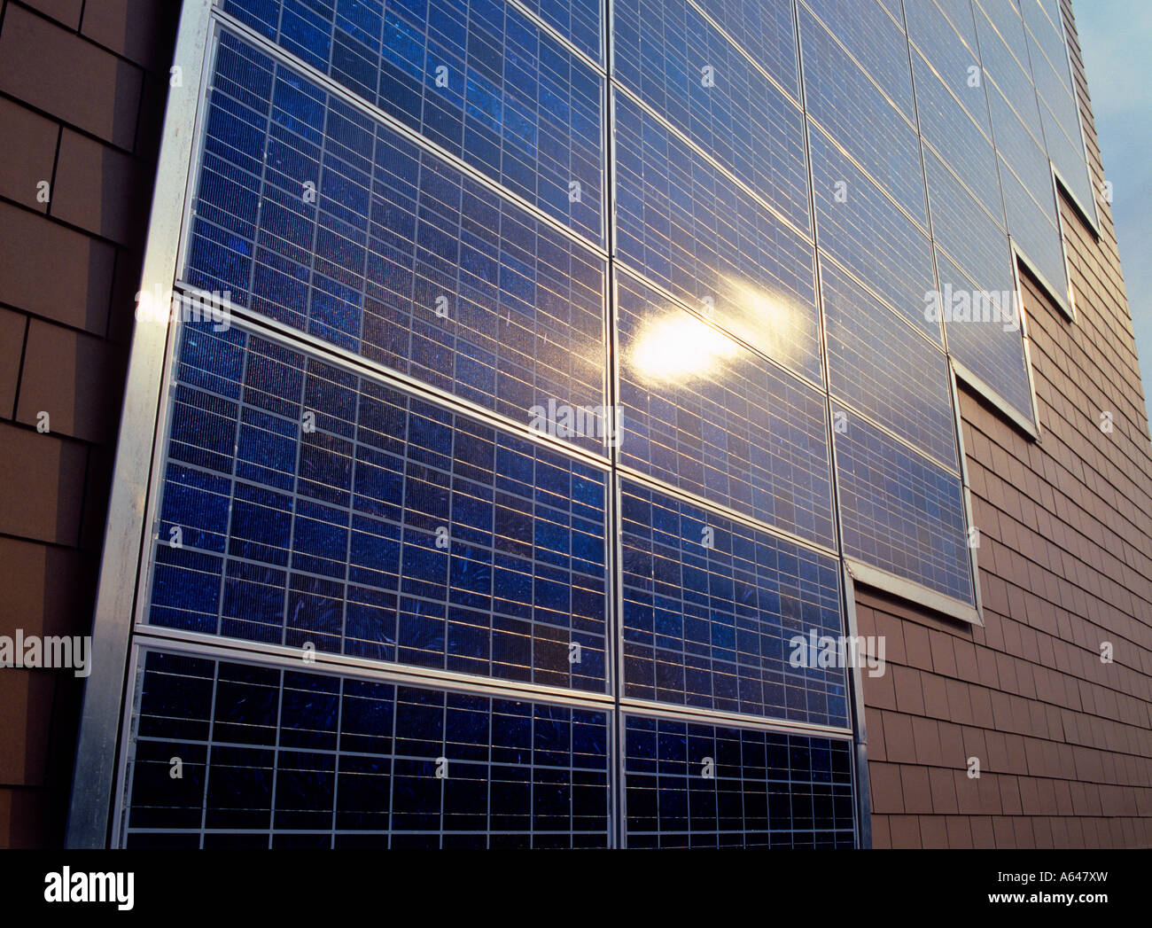 Solarstrom Solarzellen auf Fassade des Wohnhauses Stockfoto