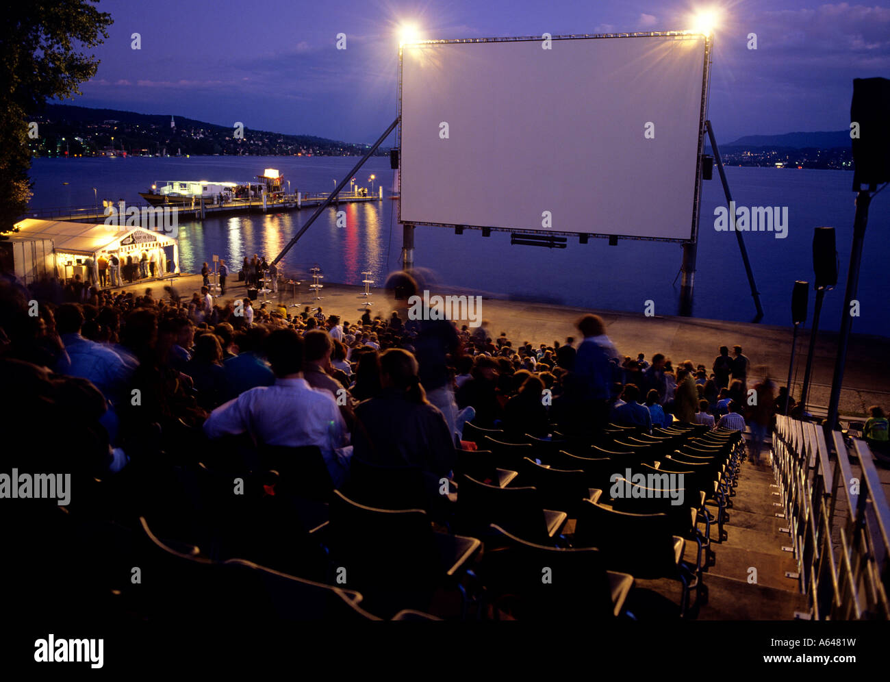 Öffnen Sie Luft Kino am Ufer des Zürichsees am Abend Stadt Zürich Schweiz Stockfoto