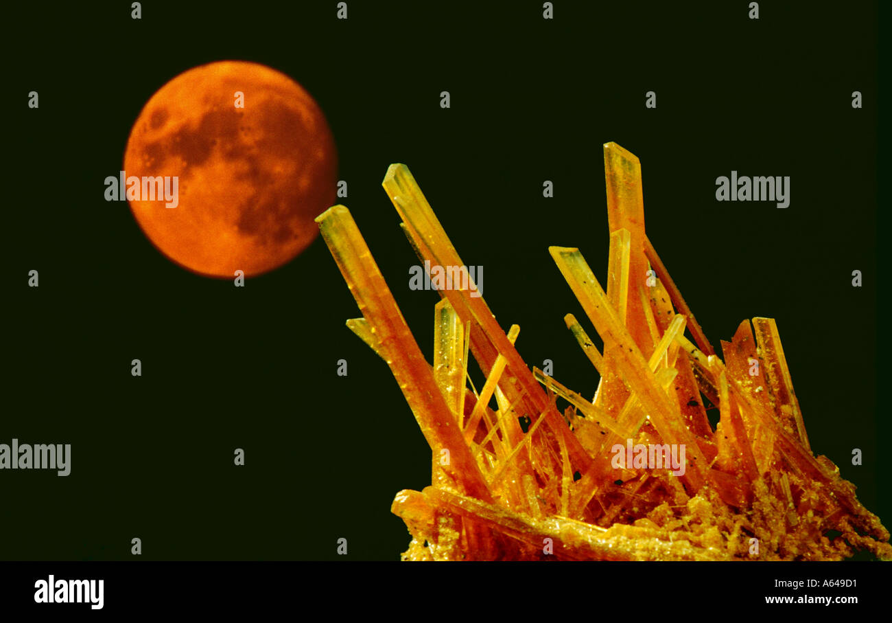Gips Calcium-Sulfat-Gipsrose aus Alabastergips Wirkung wie eine Szene mit einem Mond Sybolically Phantasie surreal malerische sc Stockfoto
