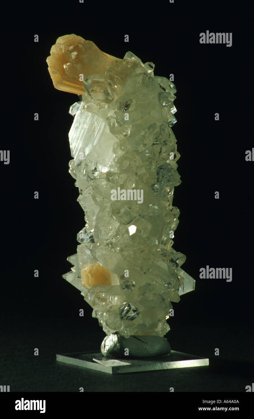 Apaphylite Stibnite Goethitgruppen Apophyllit Stilbit mit Goethit aus Indien Stockfoto
