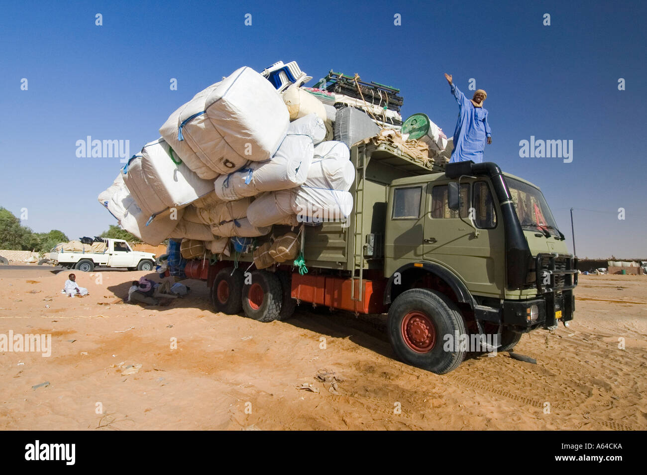 Oase kufra ueberladener lkw afrika -Fotos und -Bildmaterial in hoher ...
