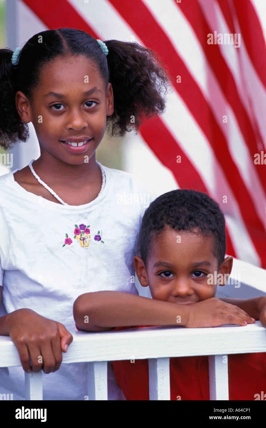 Porträt von African American Bruder und Schwester auf Veranda Stockfoto