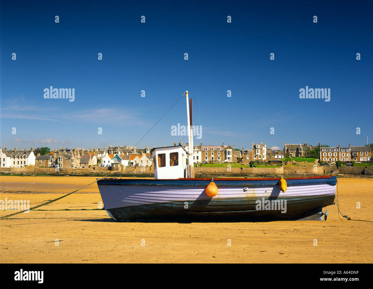 Angelboot/Fischerboot im Hafen von Elie in Fife Schottland Stockfoto