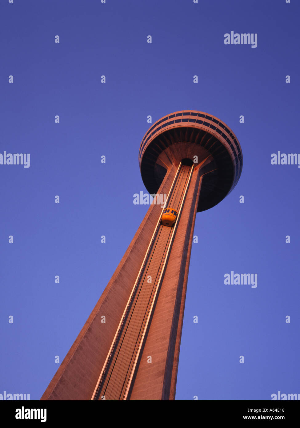 Aussichtsturm und ein Restaurant Niagara Kanada Stockfoto