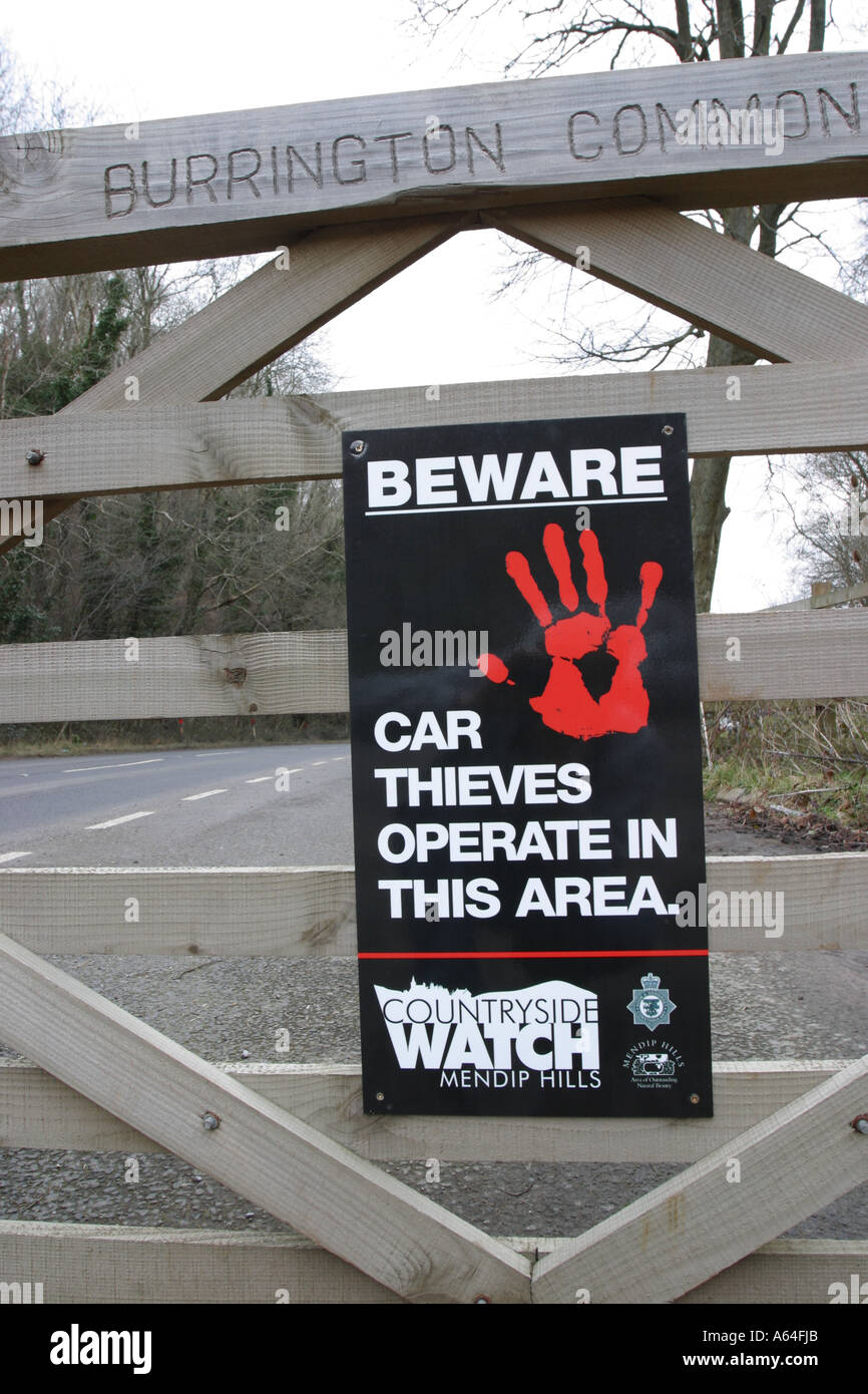 Polizei Diebstahl Warnzeichen im Lande Parkplatz in Mendip Hills somerset England Stockfoto
