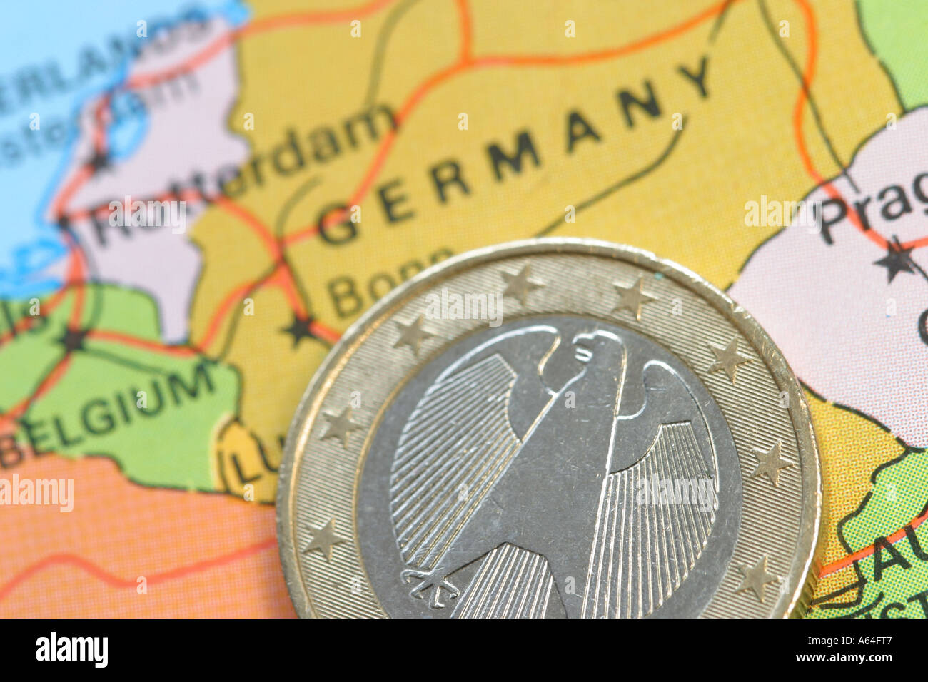 1-Euro-Münze mit Bundesadler Design auf Karte von Deutschland Stockfoto