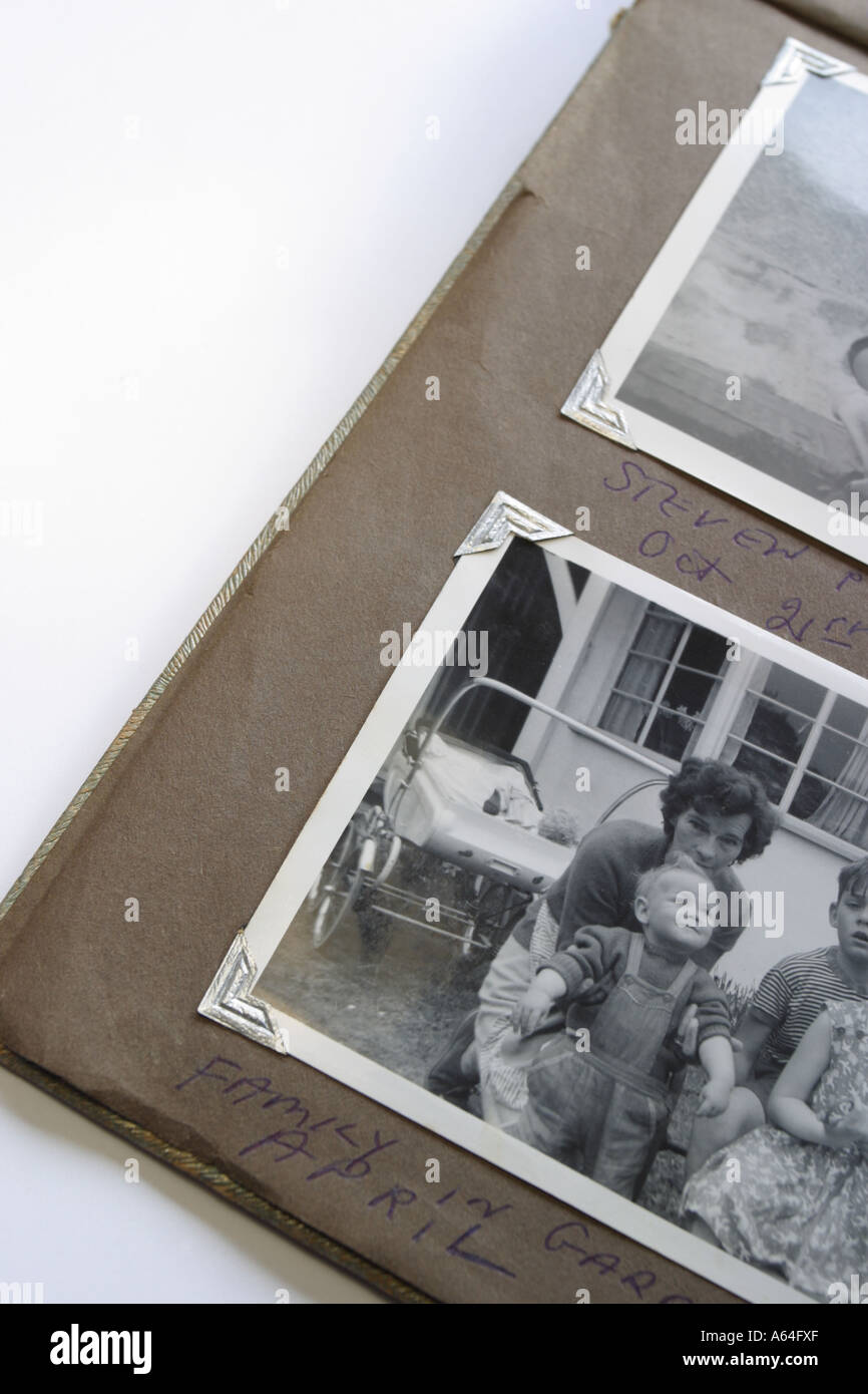 Baby-Boomer altes schwarz-weiß Foto mit Mutter und Baby in den 1960er Jahren Stockfoto