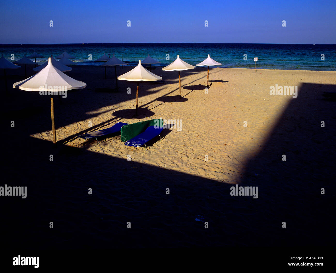 Sonnenschirme am Strand am Abend Ferienort Cala Millor Insel Mallorca Balearen Spanien Stockfoto