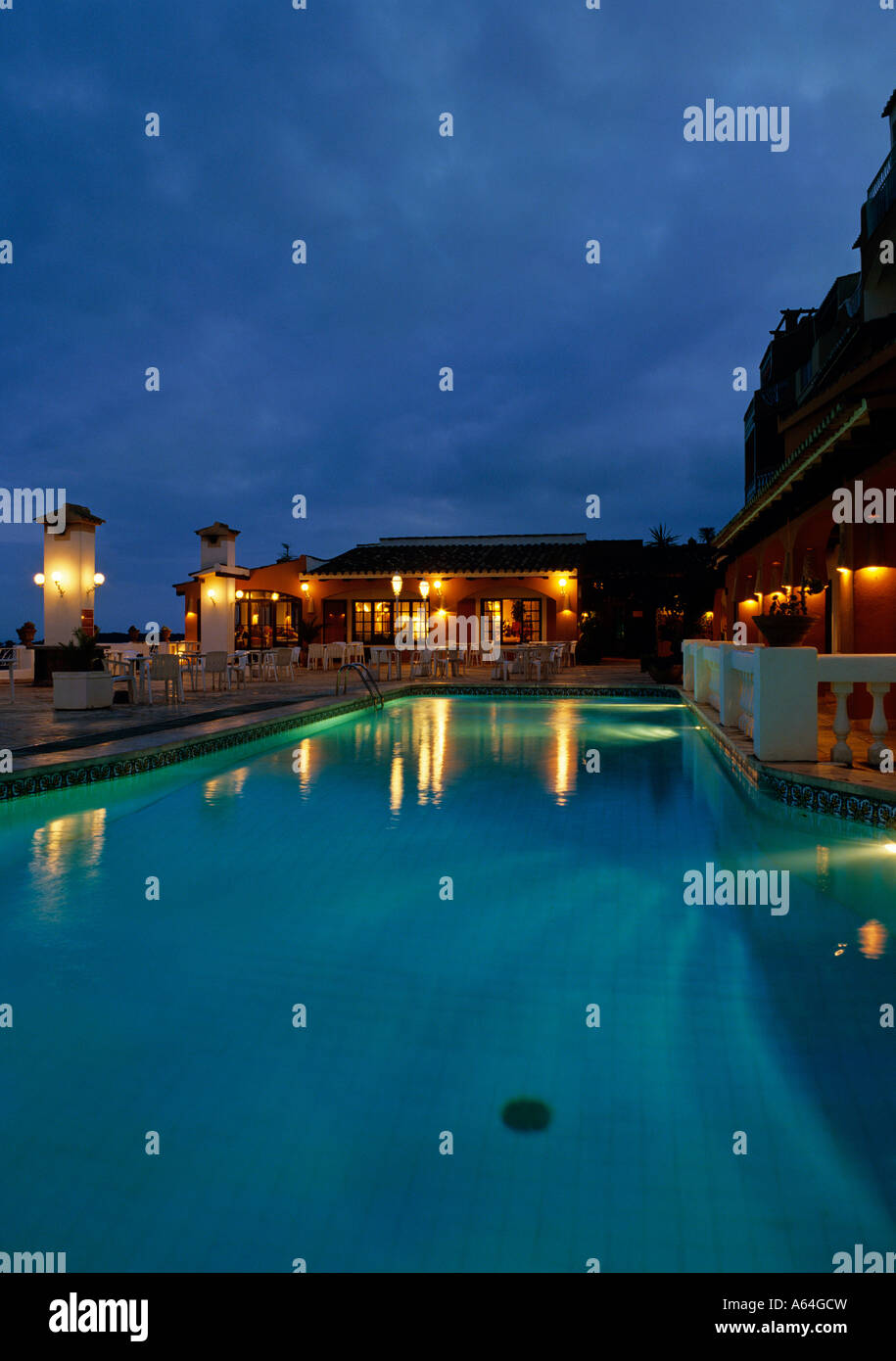 Schwimmbad und Terrasse Restaurant la Gritta am Abend Apartment Feriendorf Cala Fornells Paguera-Mallorca-Spanien Stockfoto