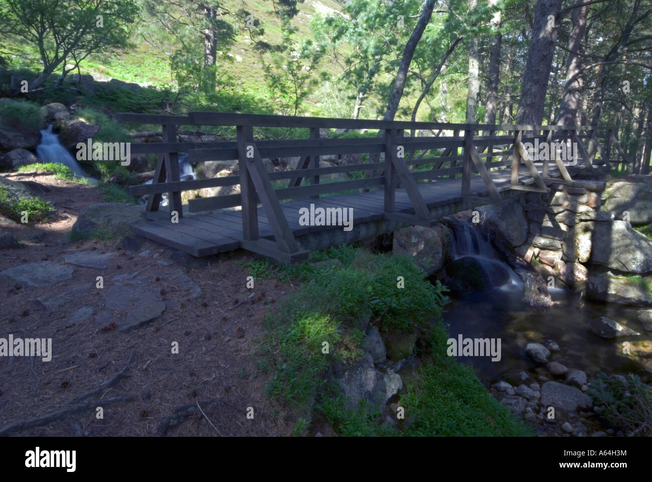 Fußgängerbrücke über das Glas Allt auf dem Anwesen Balmoral, Royal Deeside, Schottland Stockfoto