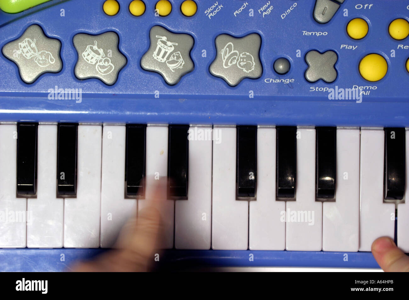 Childs Finger spielen eine Spielzeug-Tastatur Stockfoto