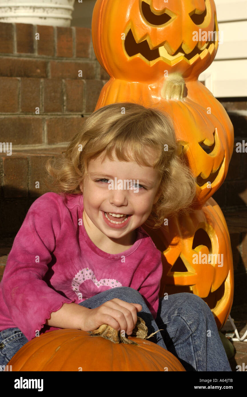 Junges Mädchen Halloween Kürbisse geschnitzt Stockfoto