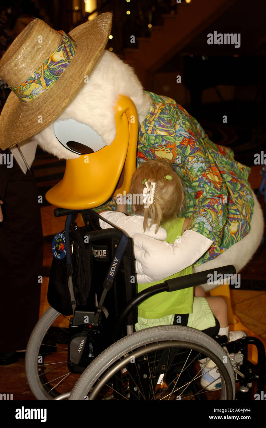 Disney Wonder Kreuzfahrt Schiff Donald Duck Komfort junges Mädchen im Rollstuhl Stockfoto