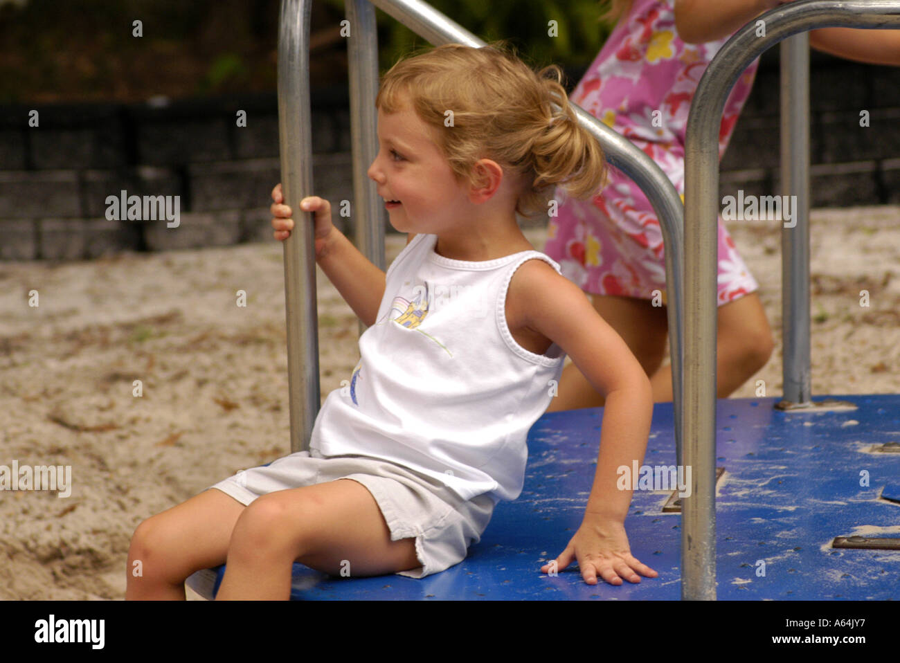 Junges Mädchen auf Play Ground Fahrt Stockfoto