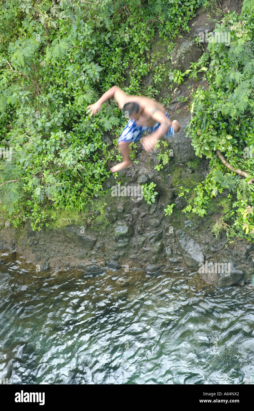 Urlauber, die einen Sprung in das Wasser im Iao Needle, Maui, Hawaii Stockfoto