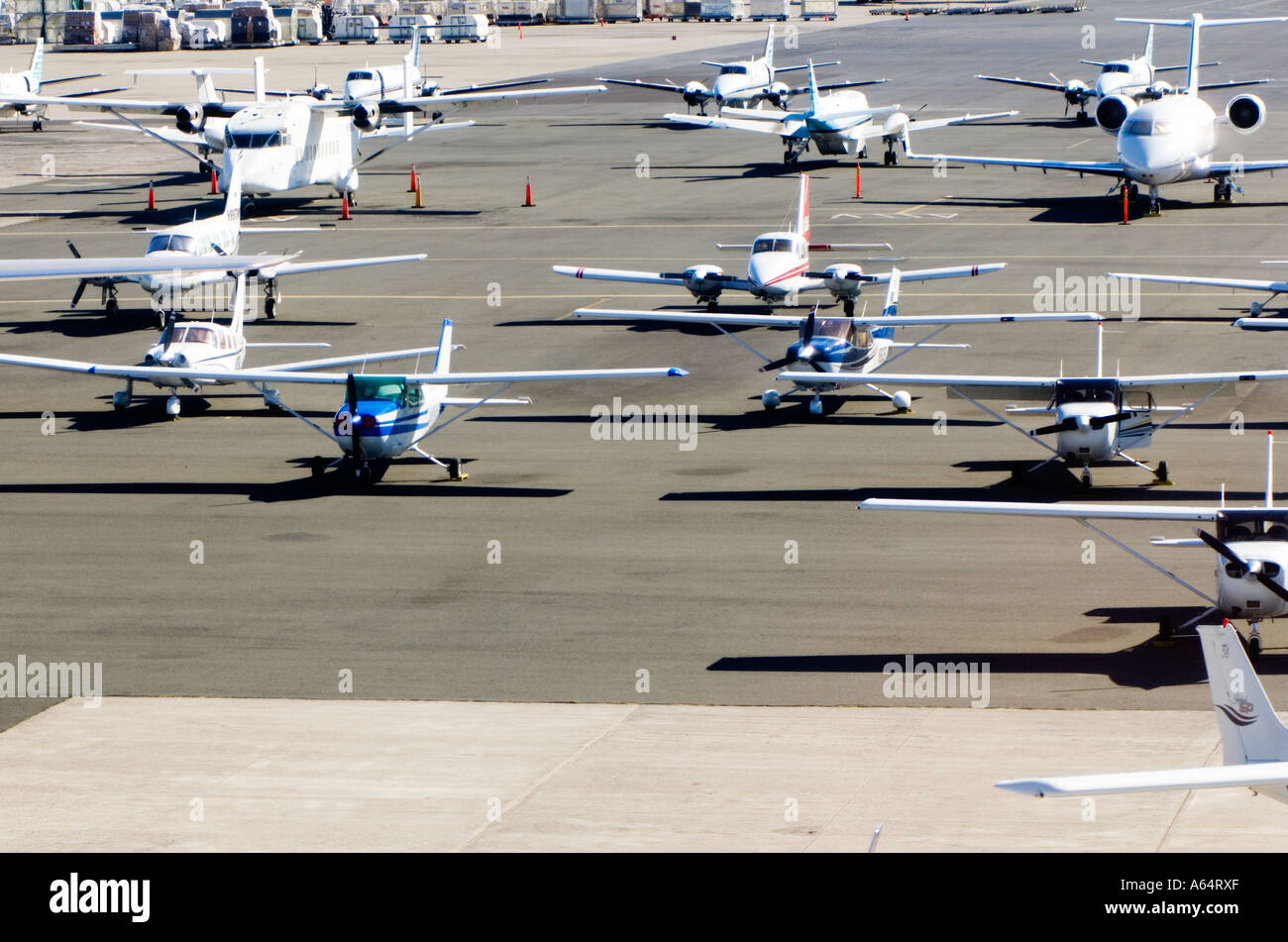 Kleine Flugzeuge auf dem Rollfeld am Flughafen in Honolulu Oahu Hawaii. Stockfoto