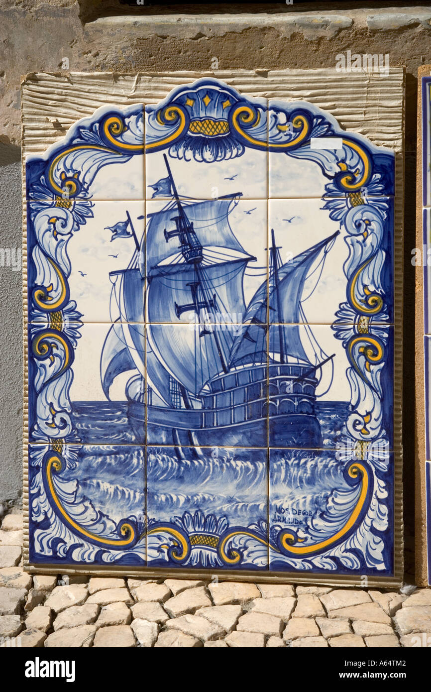 Bemalte Fliesen für den Verkauf außerhalb Shop Coimbra Portugal Stockfoto