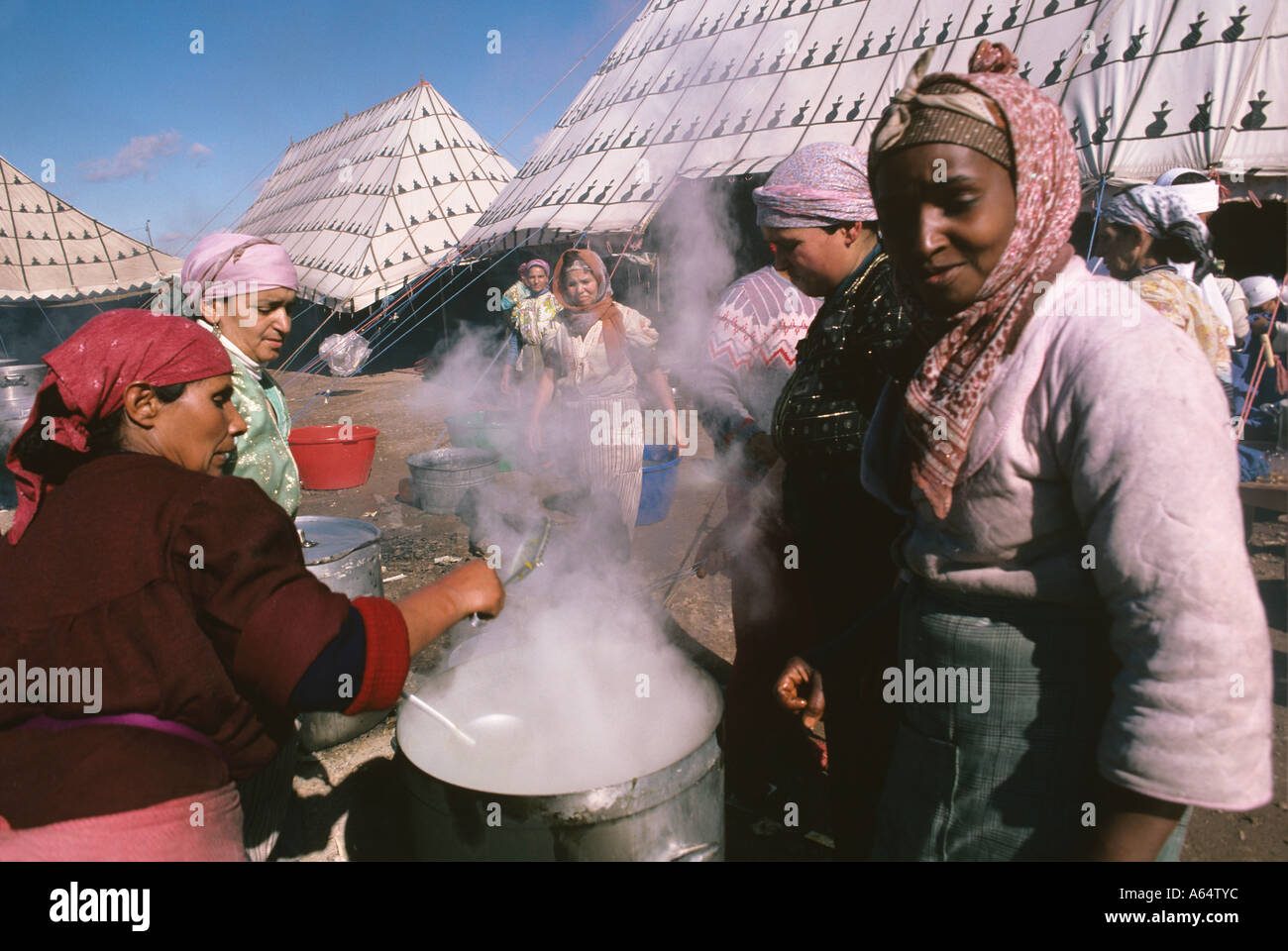 Köche die Kings Geburtstagsfeiern in Marrakesch, Marokko fest vorbereiten Stockfoto