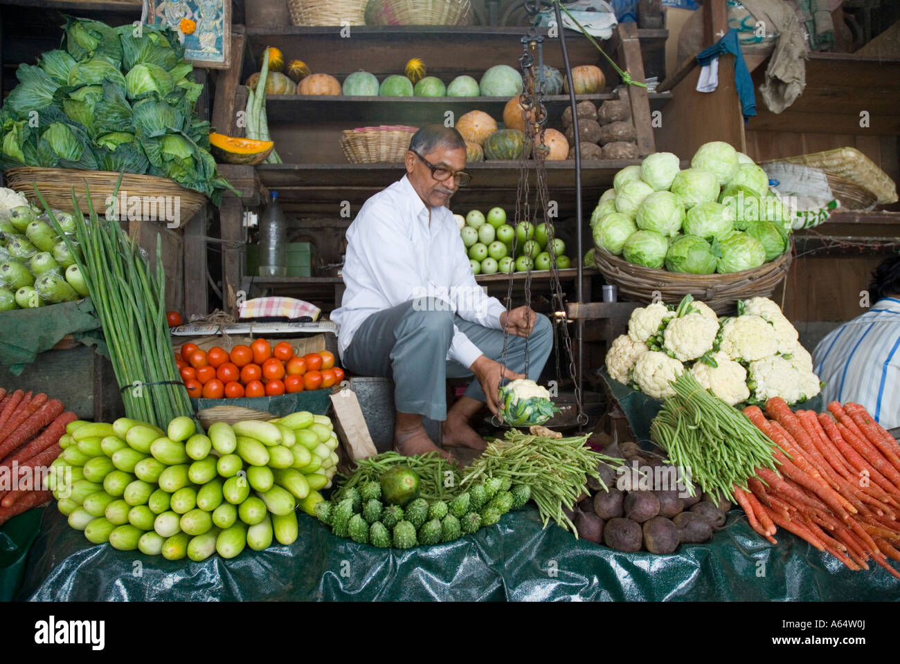 Ein Mann, der Verkauf von Gemüse in Crawford Market in Mumbai Indien Stockfoto