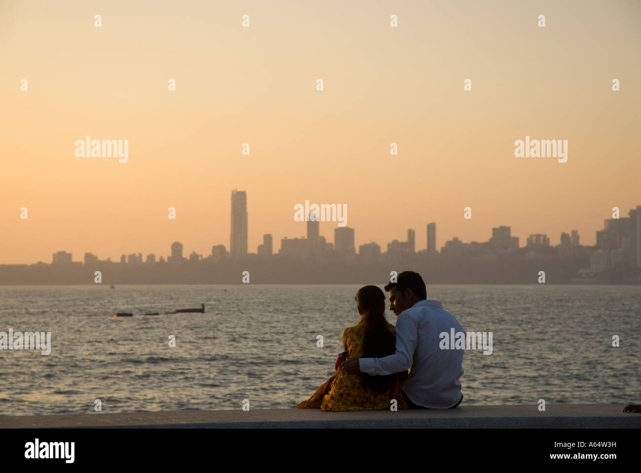 Ein paar bei Sonnenuntergang an der Marine Parade mit Blick auf Chowpatty in Mumbai Stockfoto