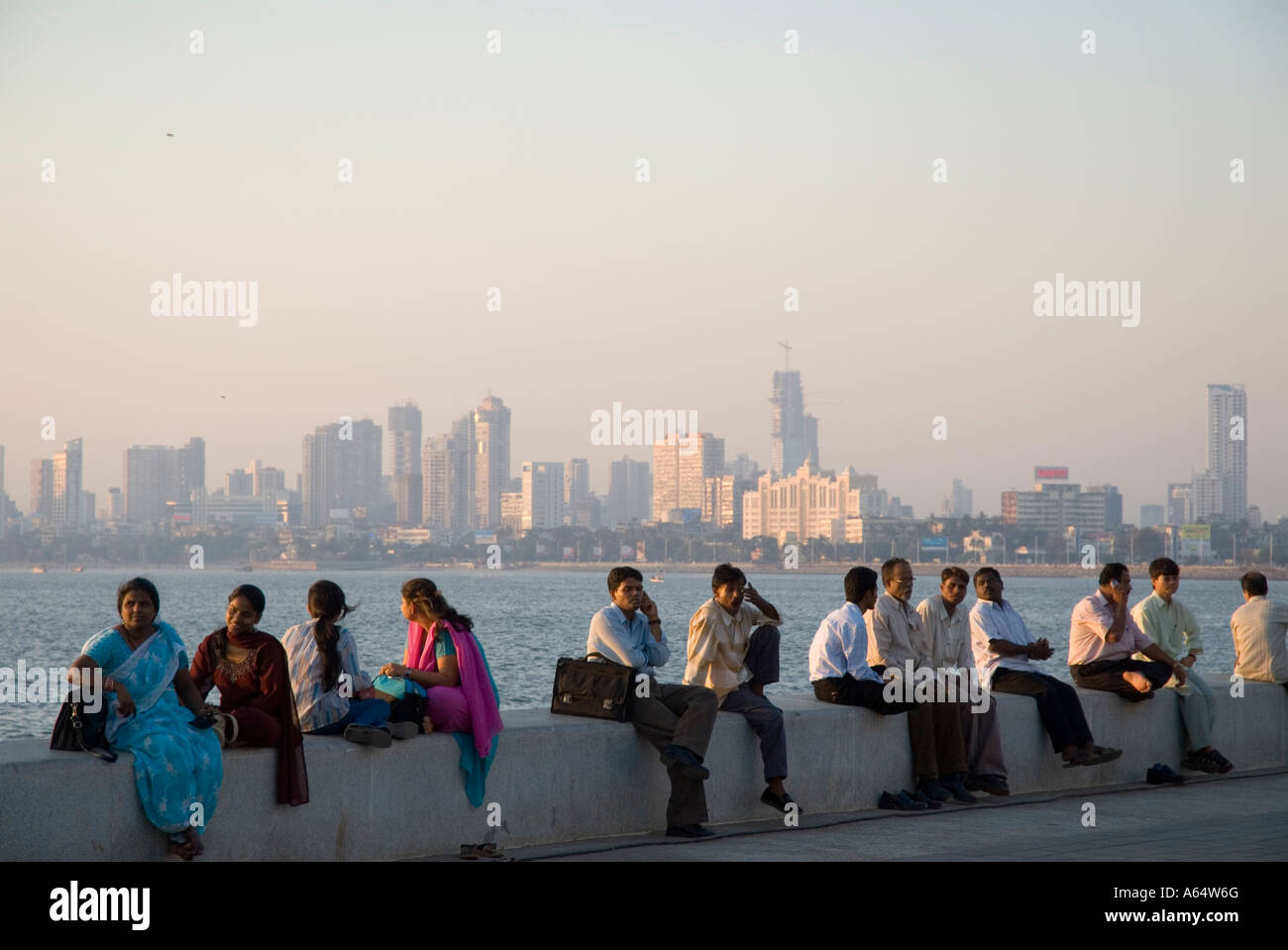 Büroangestellte versammeln sich entlang der Marine Parade am Abend Mumbai Indien Stockfoto