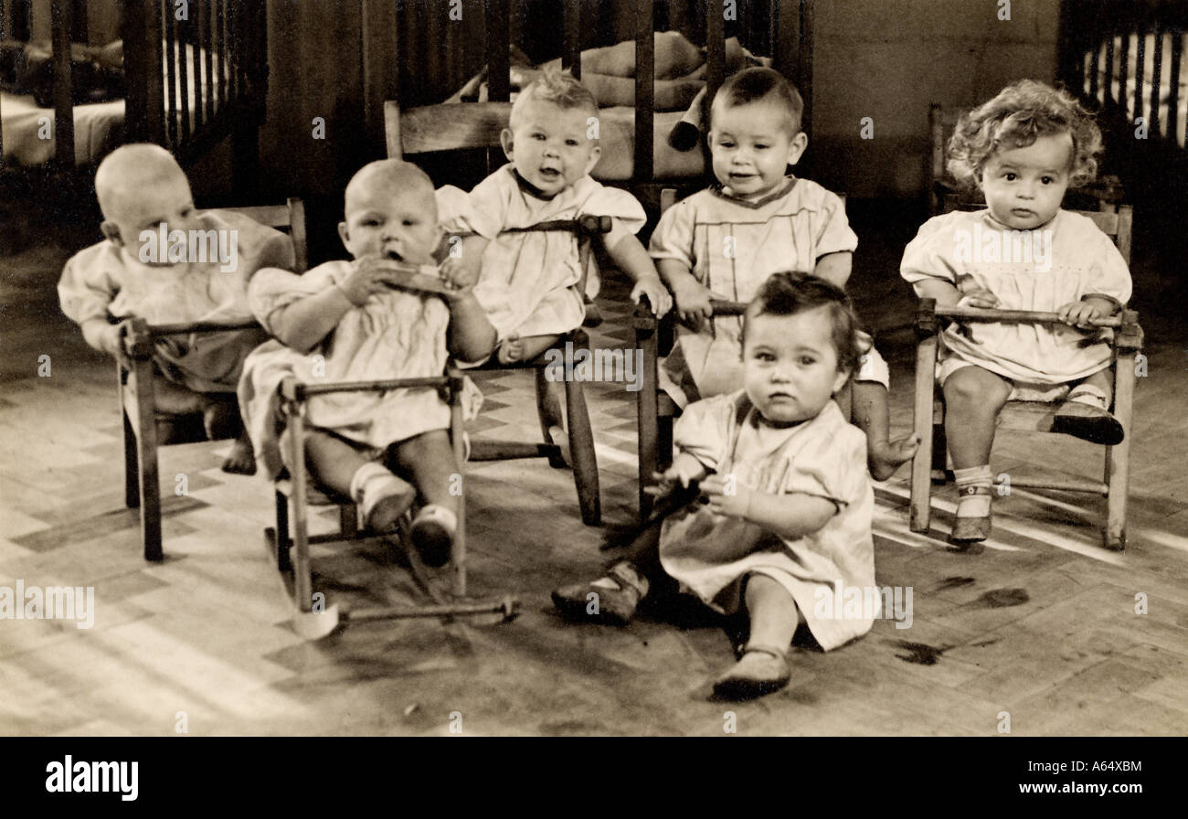 Ungewöhnliches Originalbild von sechs Babys in einem Kindergarten in East London in den frühen 1900er Jahren möglicherweise in einem Barnardo's Waisenhaus, oder Krankenhaus Station, Großbritannien Stockfoto