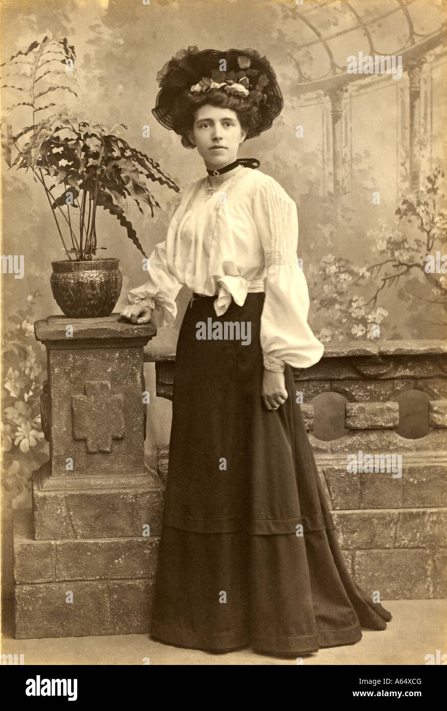 Studio Portrait einer modischen glamouröse junge edwardian Frau im Alter von 19 Jahren alt, Bluse, Hülsen, Rock, datiert vom Oktober 1903, Isle of Wight, Großbritannien Stockfoto