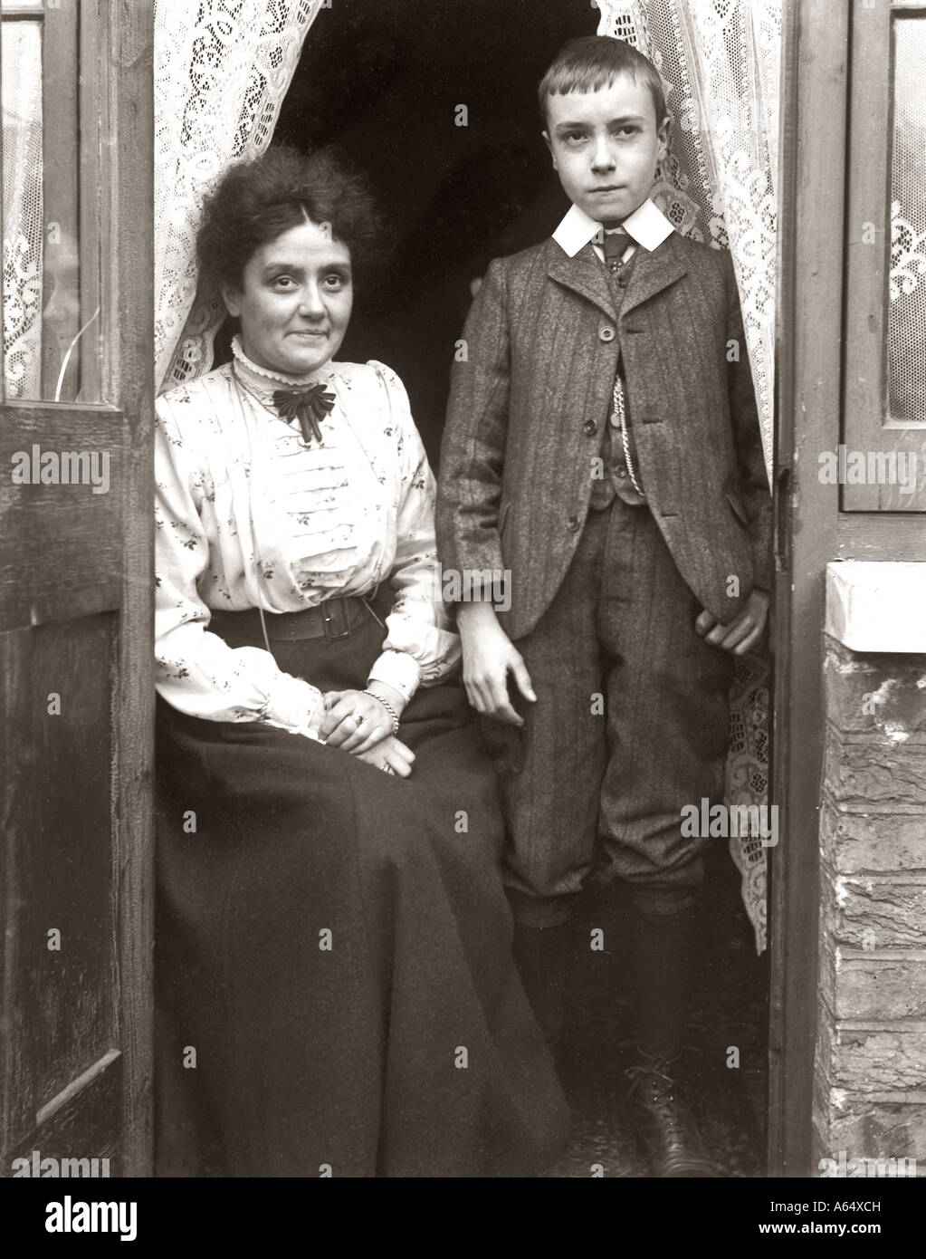 Porträt eines Edwardian Mutter mit ihrem Sohn in der Tür ihres Hauses Stockfoto