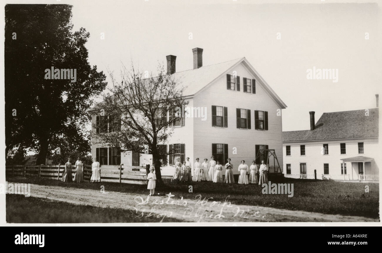 Shaker Schwestern außerhalb ihrer Werkstatt Alfred Maine ca. 1900. Foto Stockfoto